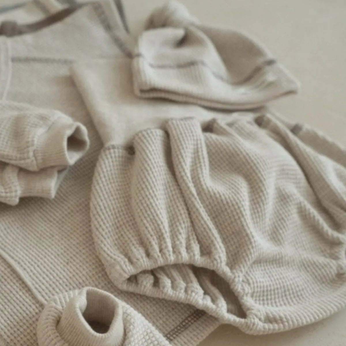Baby waffle cotton two-piece suit with short-sleeve top and high-waist belly protection pants in neutral beige colour