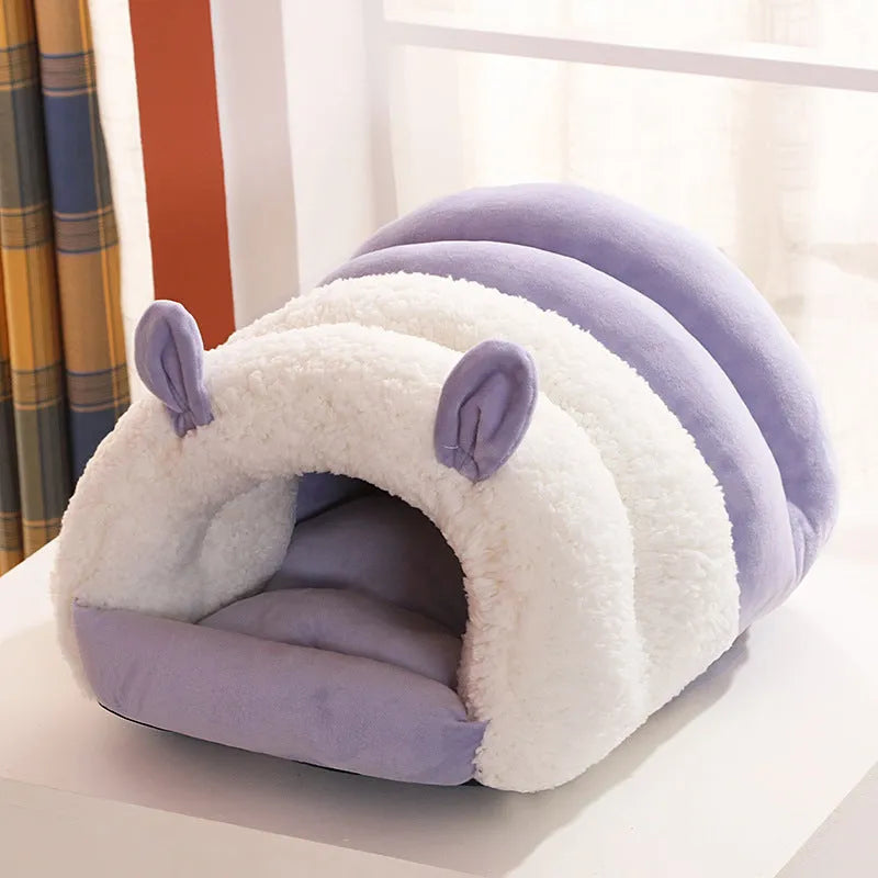 Closed cat nest with fleece lining in blue, pink, or purple, shown in M and S sizes.
