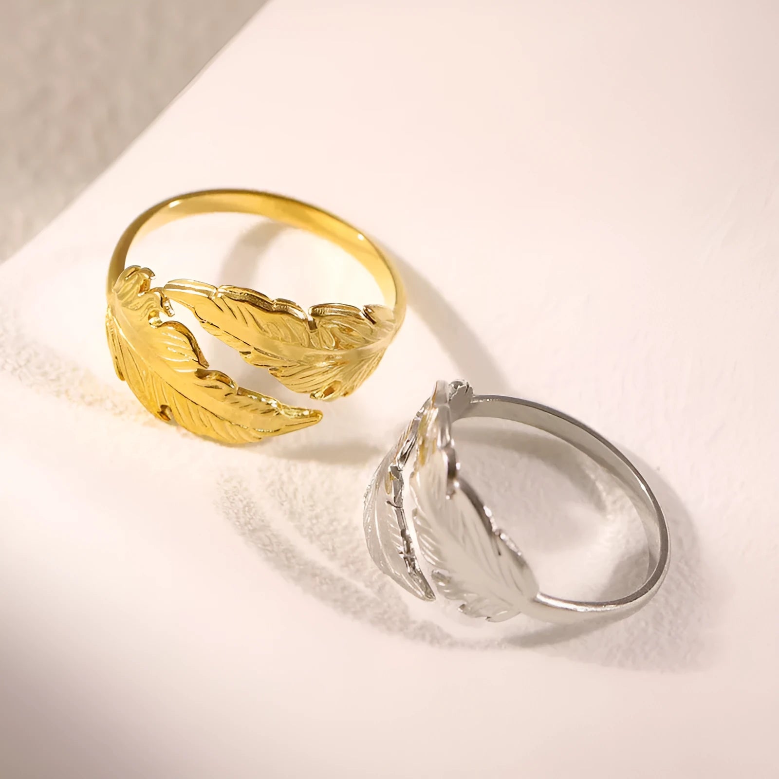 Adjustable opening feather ring in titanium steel with silver or gold electroplated finish