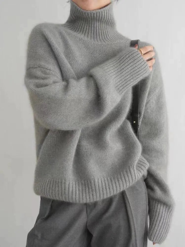 Women's high-neck loose knit pullover sweater in solid colour, thick knit, long sleeves, regular length