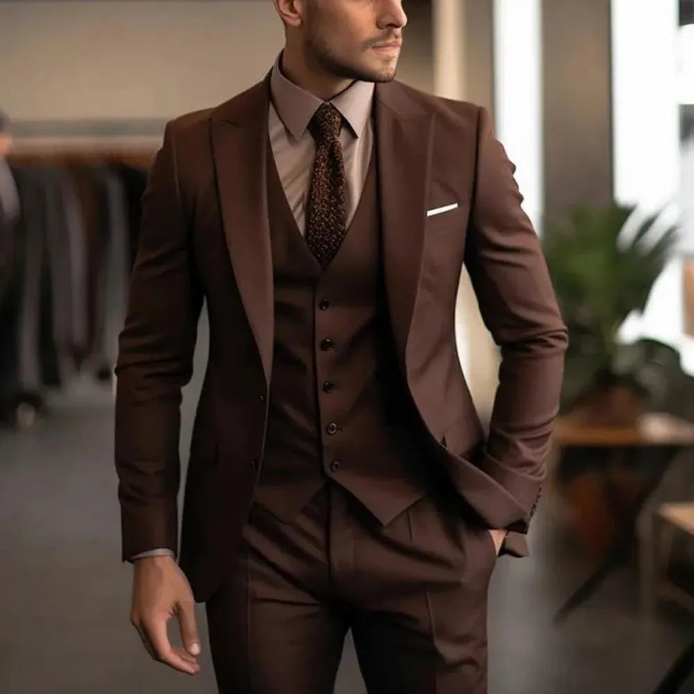 Men's three-piece slim fit suit in solid colour with coat, vest and trousers