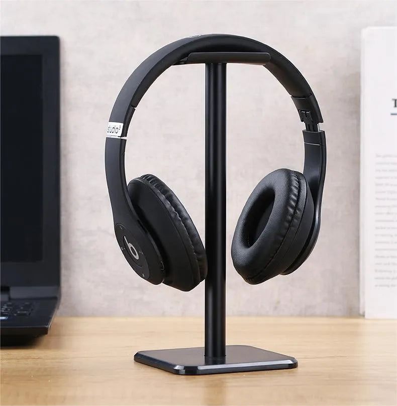 Detachable aluminium alloy headset hanger display shelf with elastic TPU rubber cradle, in white, on a desk