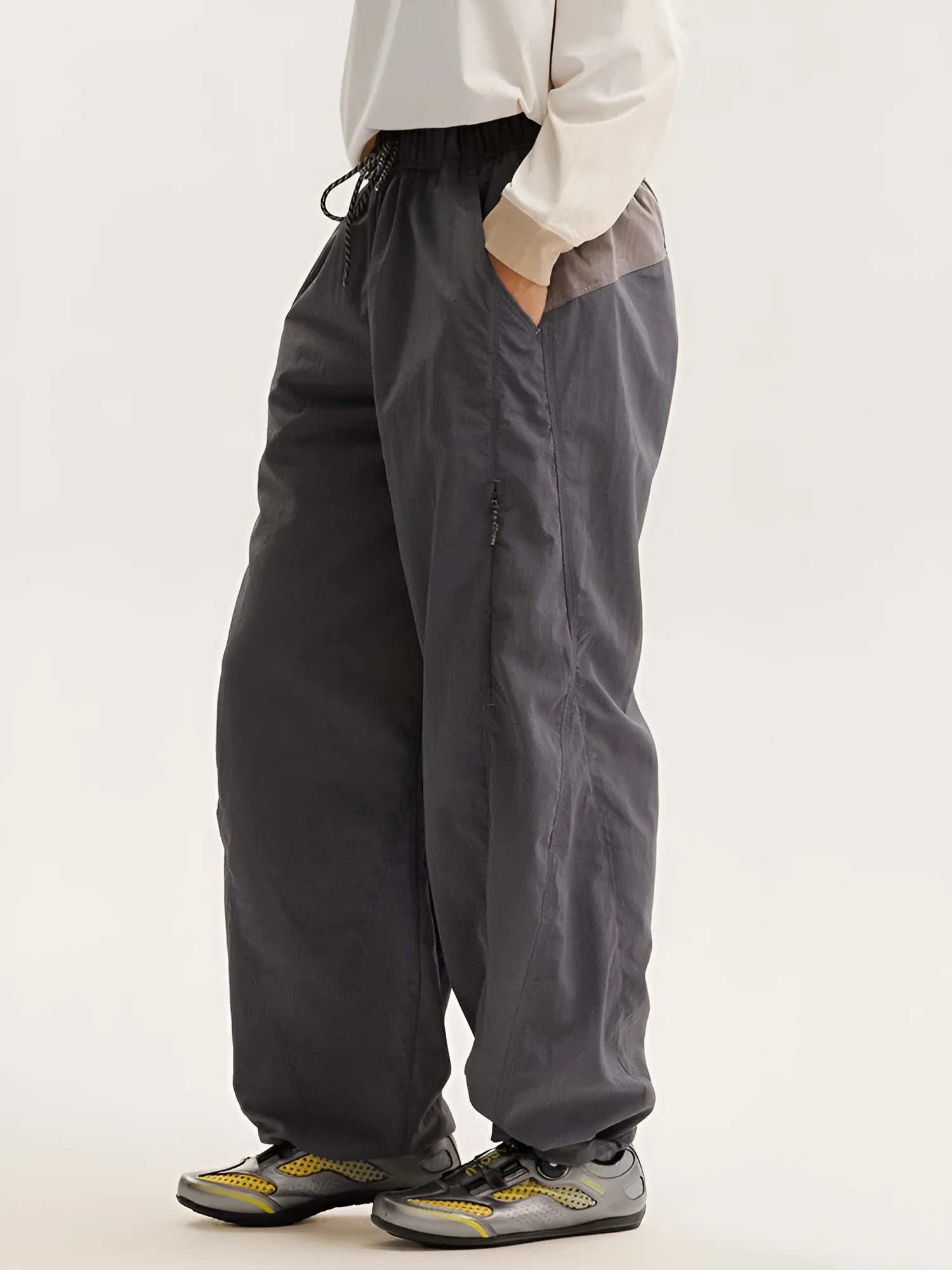 Fleece-lined quick-dry paratrooper cargo pants in army green with cargo pockets and adjustable cuffs