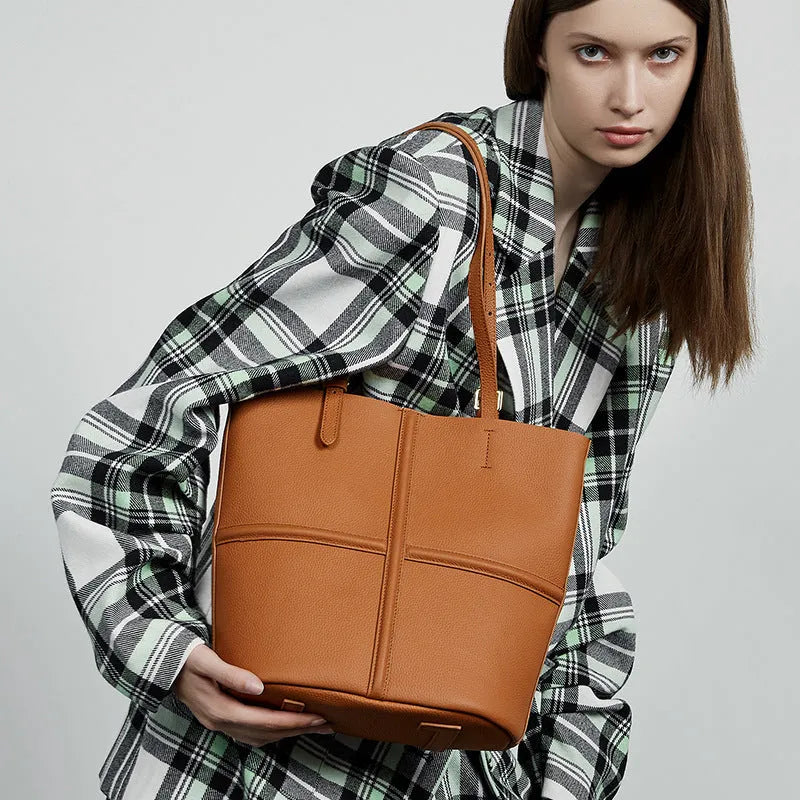 First layer cowhide bucket crossbody bag in black or golden brown, 26cm x 15cm x 29cm, open pocket, polyester cotton lining.