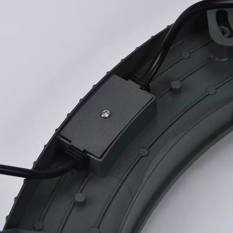 LED tree lamp with aluminium shell, five heads, IP65 rating, warm light, on a garden lawn