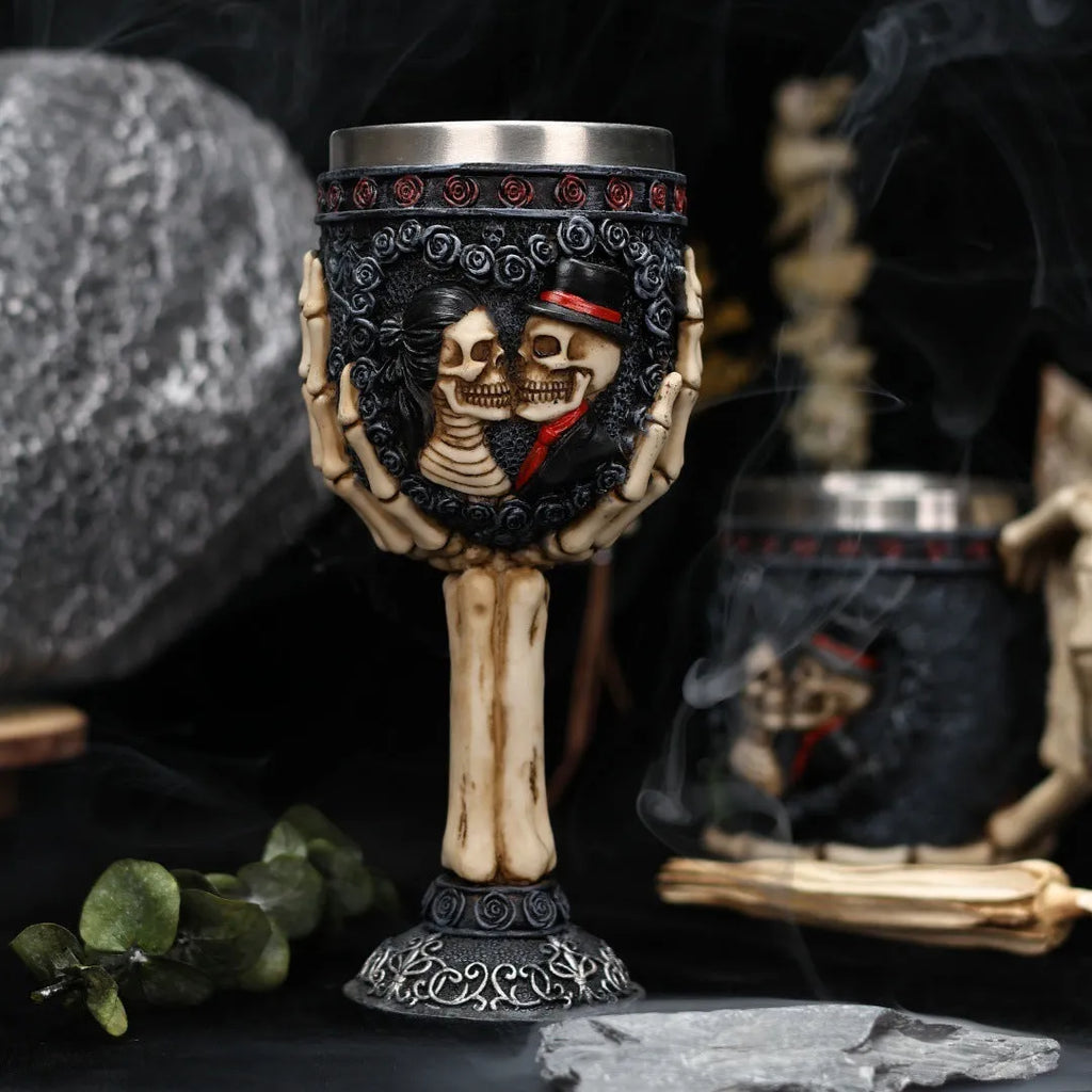 A pair of stainless steel skull skeleton design wine glasses with a retro style, 200ml capacity.