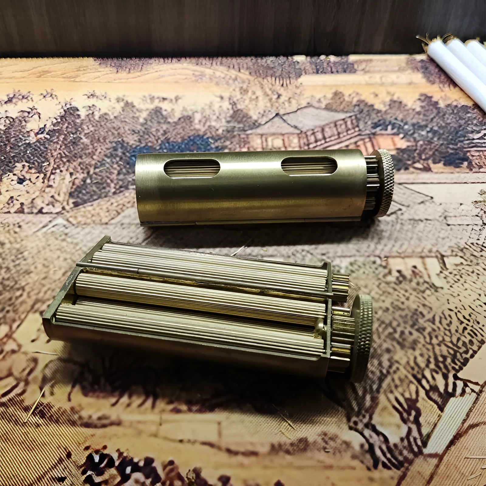Pure copper retro round hand roll cigarette maker in golden colour, metal construction with 70mm box size