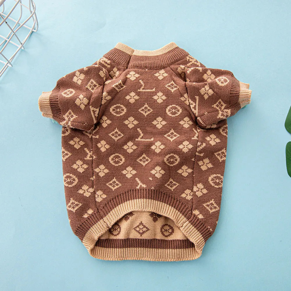 Thick wool dog sweater for autumn and winter in a two-tone colour on a medium-sized dog.