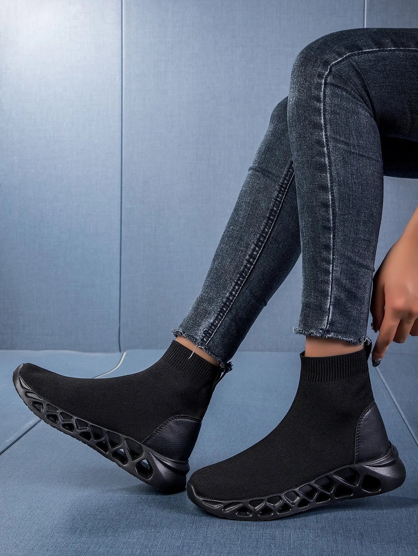 Women's low-top casual mesh slipper in black with flat heel and round toe.