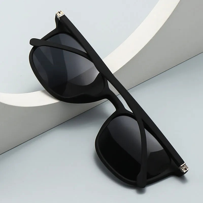 Men's polarised sunglasses with an elastic frame in black with dark green lens.