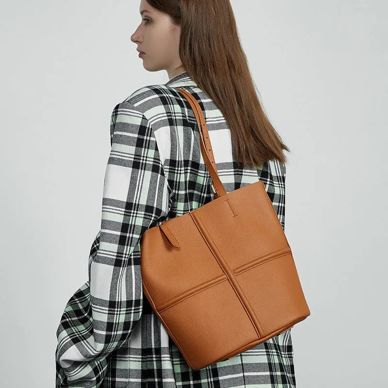 First layer cowhide bucket crossbody bag in black or golden brown, 26cm x 15cm x 29cm, open pocket, polyester cotton lining.