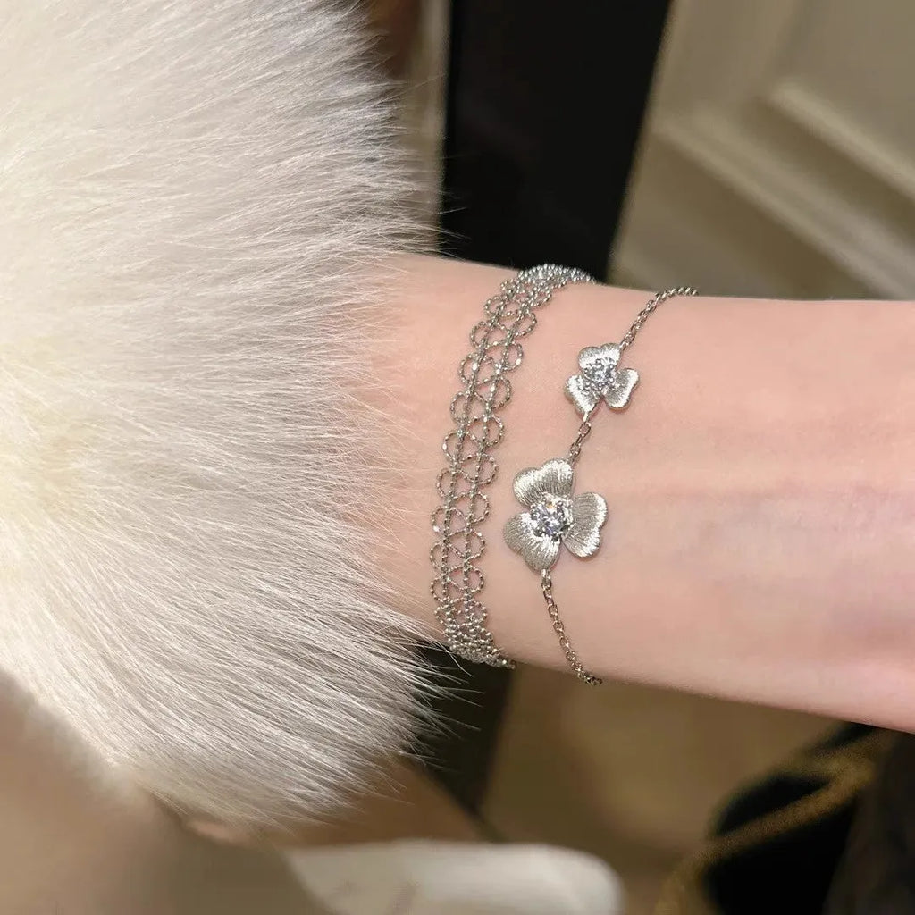 Gold ancient brushed clover bracelet for women mild luxury retro copper plastic flower shape