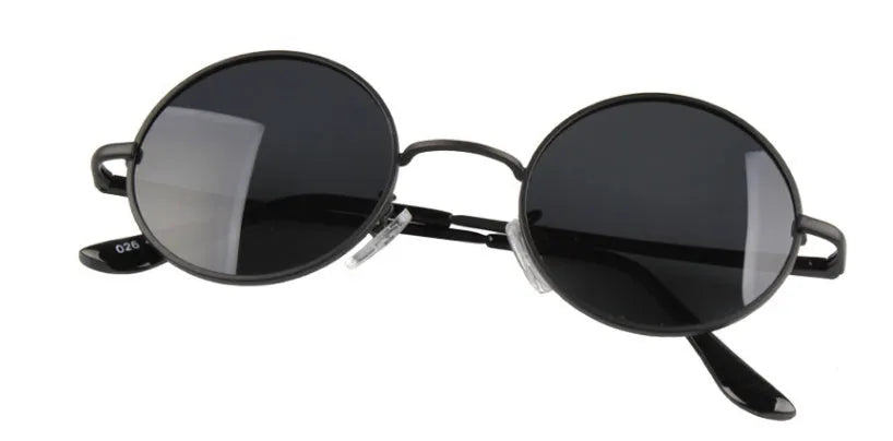 Round polarised sunglasses with metal frame in black with polarised black grey film