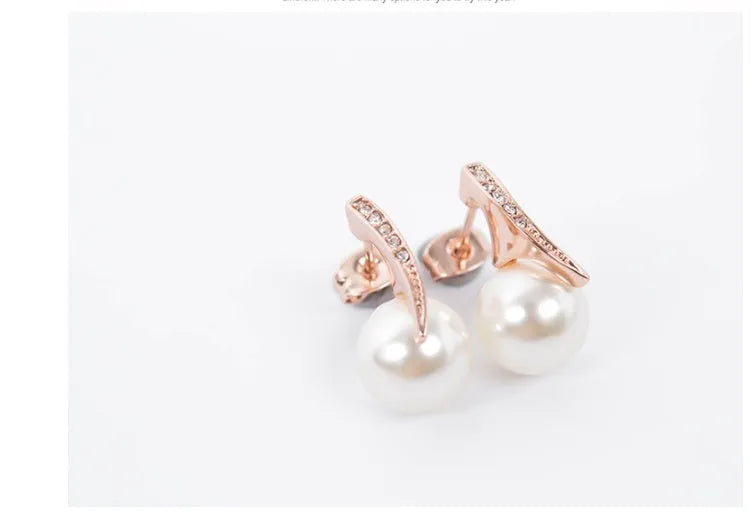 Creative bridal pearl necklace earrings set Korean style rose gold with mother-of-pearl pendant on model