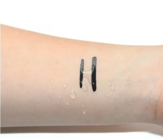 Black liquid eyeliner 2.5g with quick dry, water-resistant, long-lasting, and easy to wear benefits.