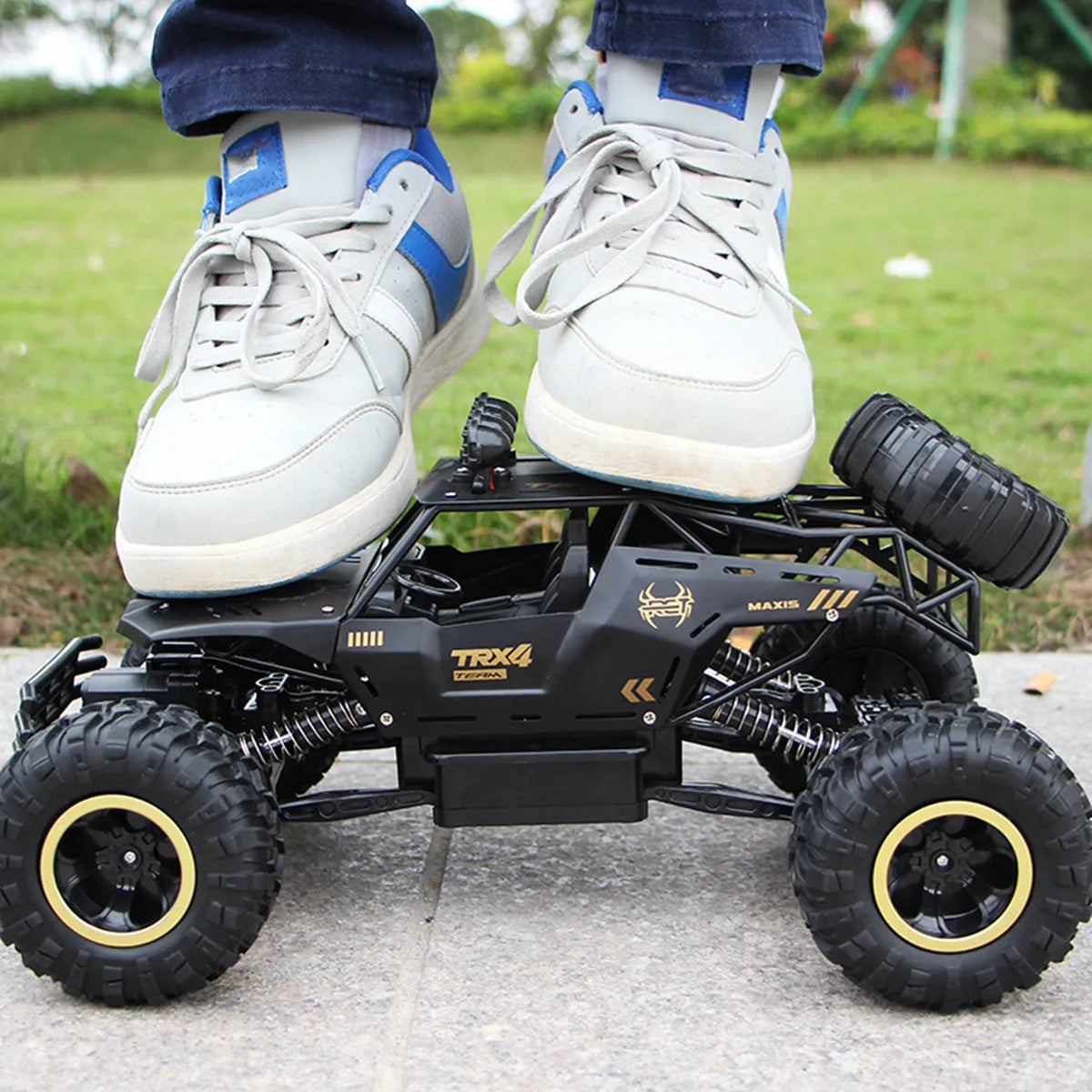 Large 4WD off-road remote control car in silver, 38 cm size, with ABS plastic body and antenna