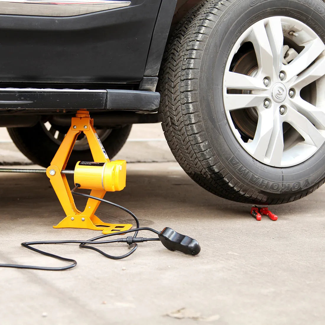 TY002 style electric hydraulic vehicle jack kit with 2 tonne capacity.