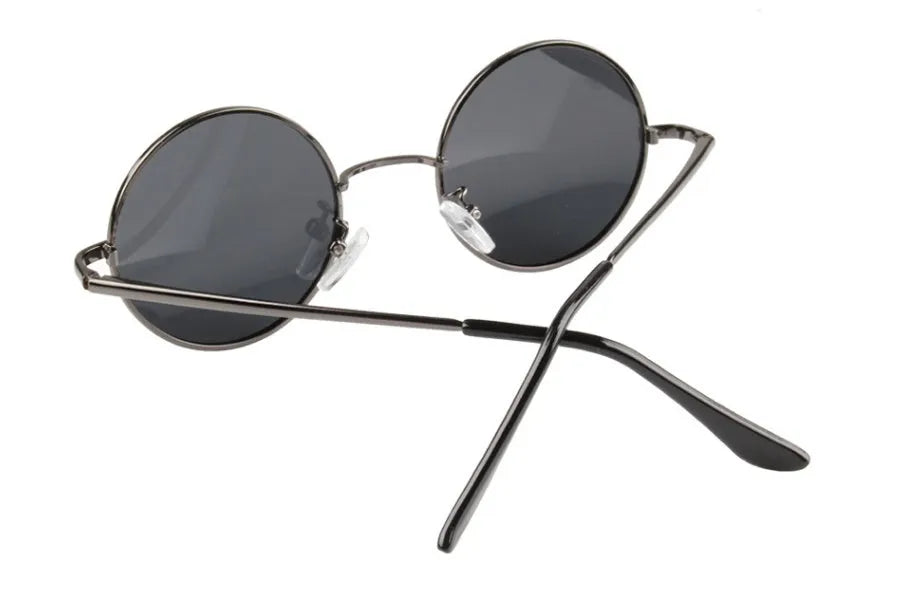 Round polarised sunglasses with metal frame in black with polarised black grey film