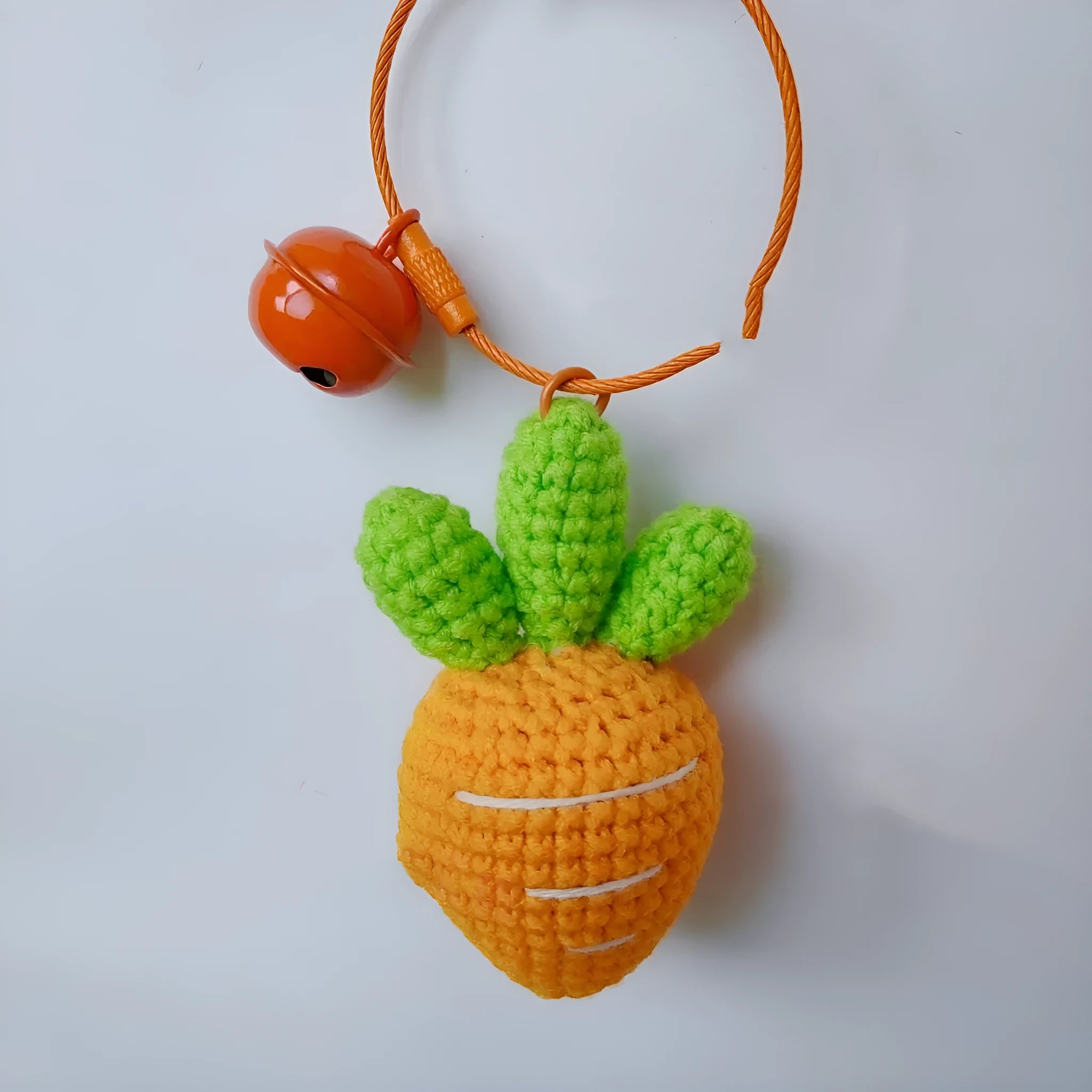 Cartoon carrot keychain made from soft orange and green felt wool, measuring 10 cm tall.