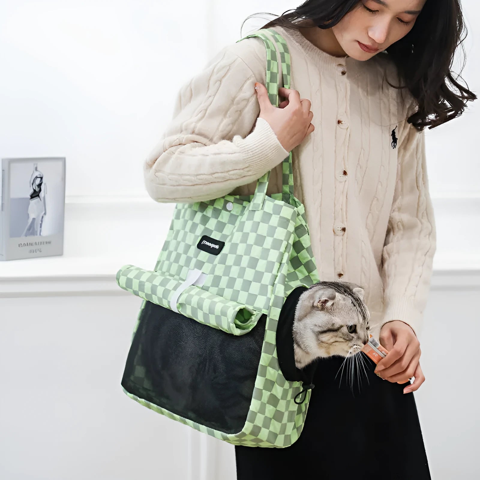 Portable cat bag in bubble composite cloth with shoulder strap, available in four colours