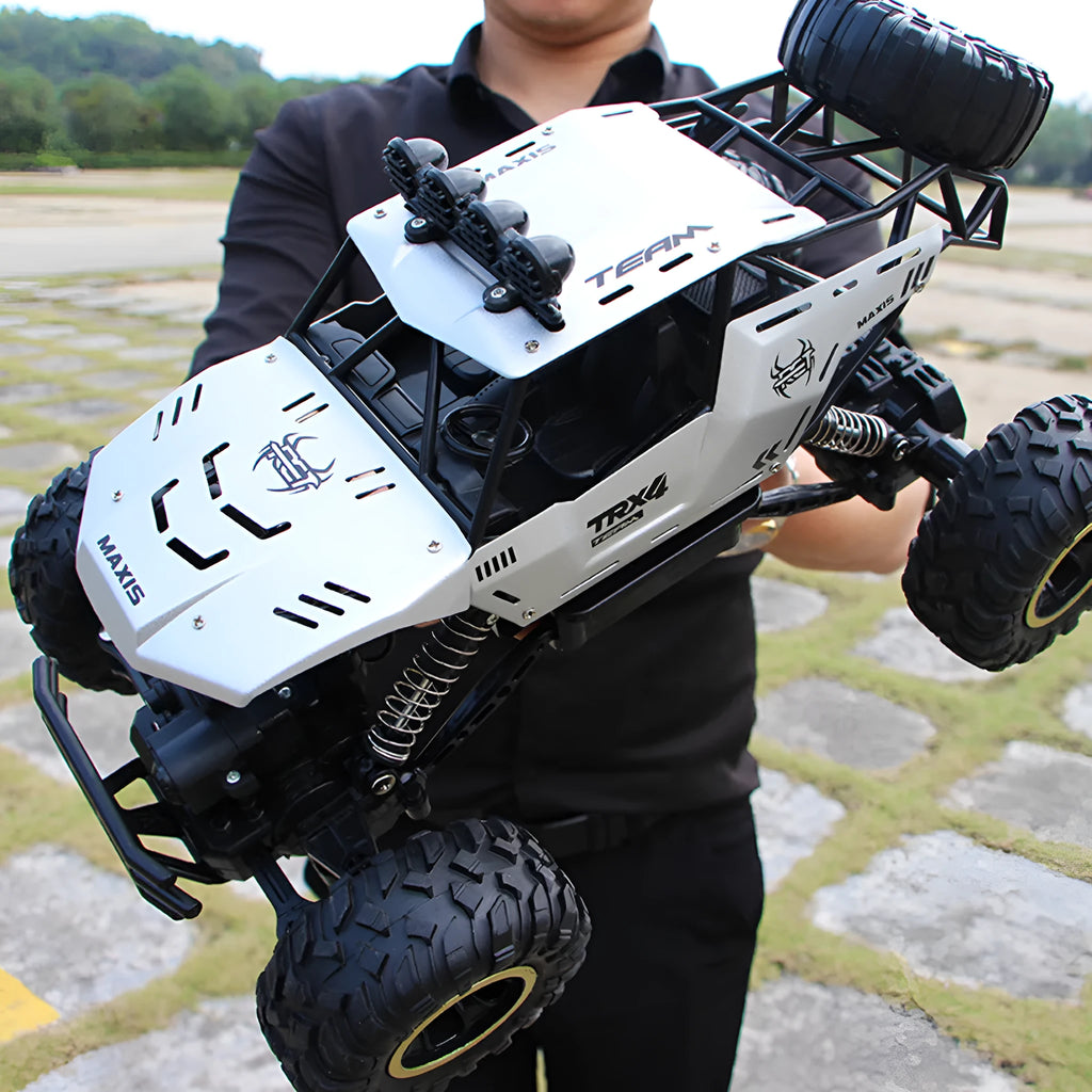 Large 4WD off-road remote control car in silver, 38 cm size, with ABS plastic body and antenna