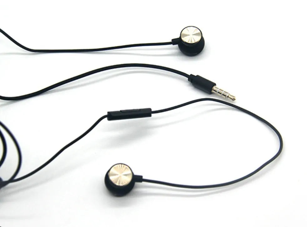 In-ear wired earphones with 120cm cable in pink colour for karaoke and music