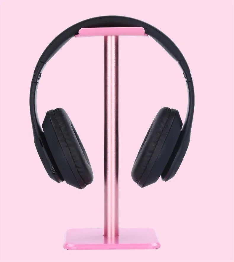 Detachable aluminium alloy headset hanger display shelf with elastic TPU rubber cradle, in white, on a desk