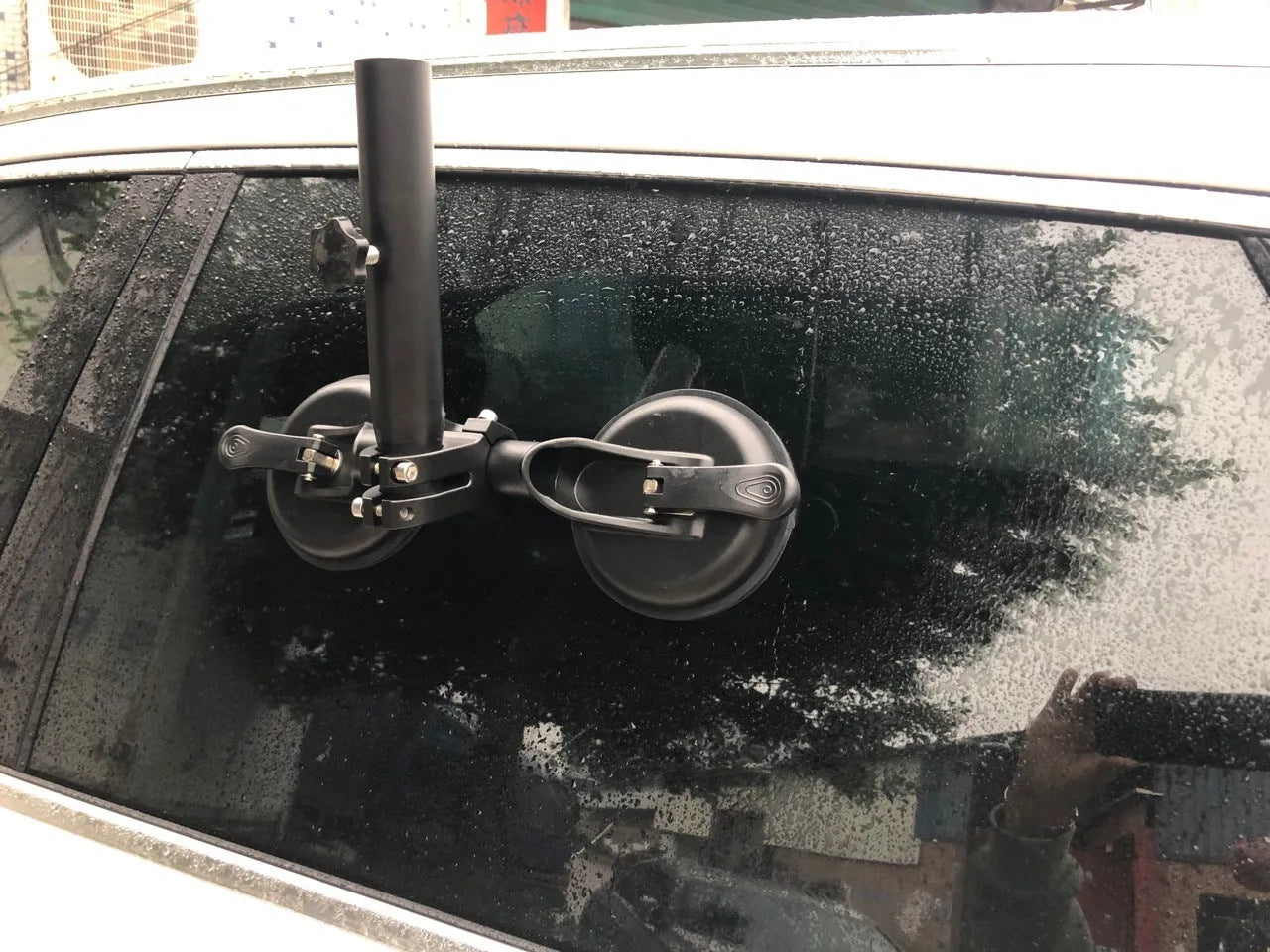 Black ABS off-road car sucker base with a round rubber sucker for mounting flagpoles on vehicle glass.