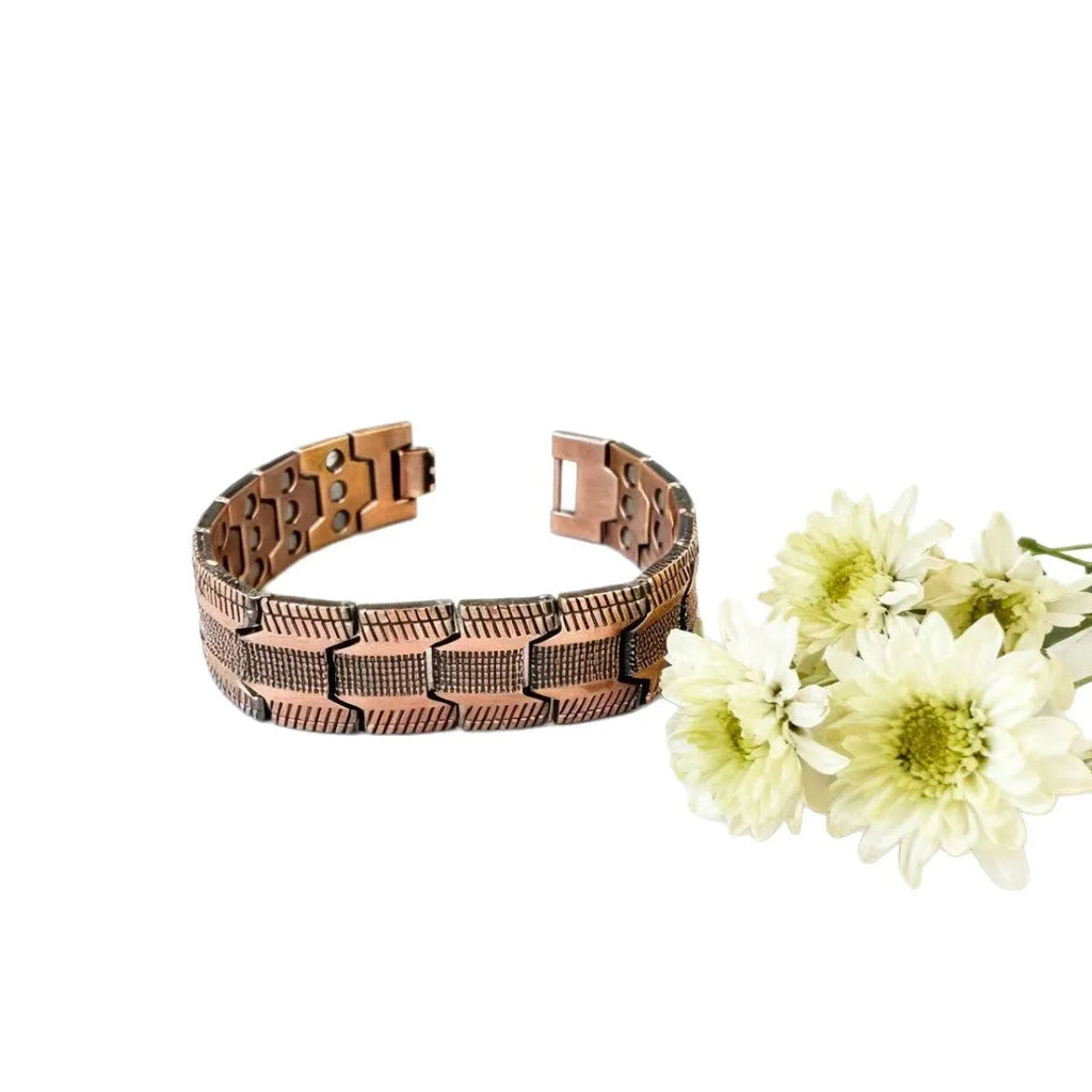 Retro bronze three rows magnet bracelet in zinc alloy with geometric links and regulator