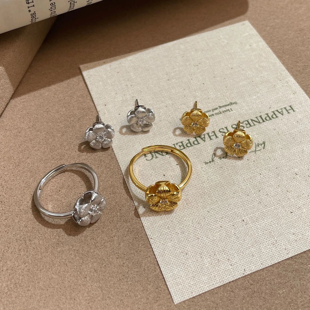 Three-dimensional plum blossom ring for women with adjustable opening in yellow gold colour