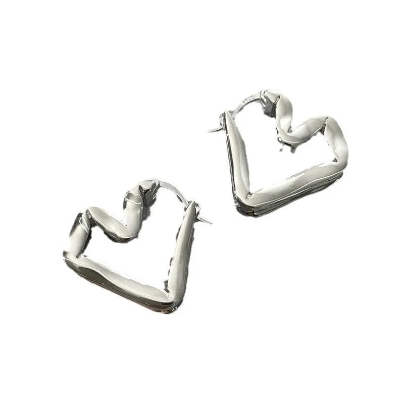 Heart-shaped ear clips in gold or silver, brass plated with 18k real gold, unisex retro design, one pair