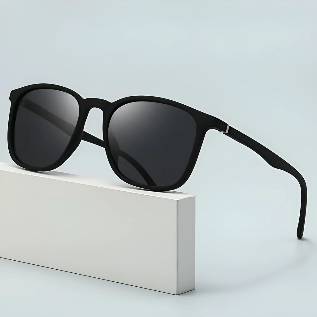Men's polarised sunglasses with an elastic frame in black with dark green lens.