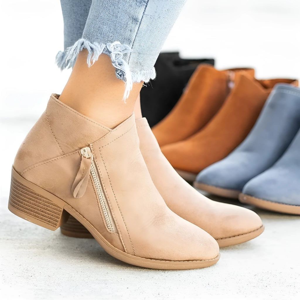Women's suede ankle boots with side zip and chunky heel in beige colour.