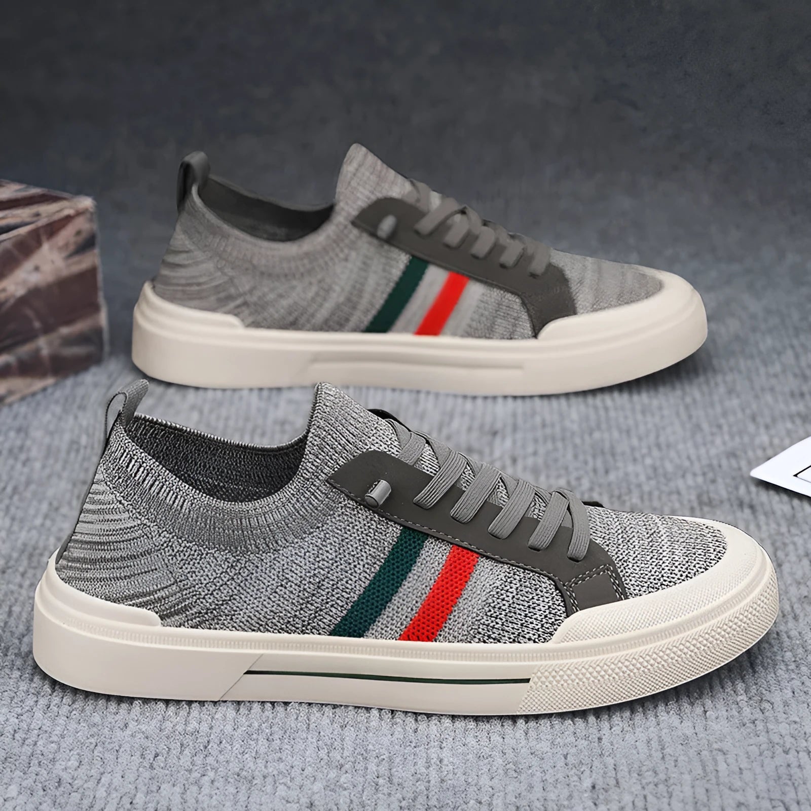 Men's low-top casual sneakers in breathable knitted mesh with an elastic band and rubber sole.