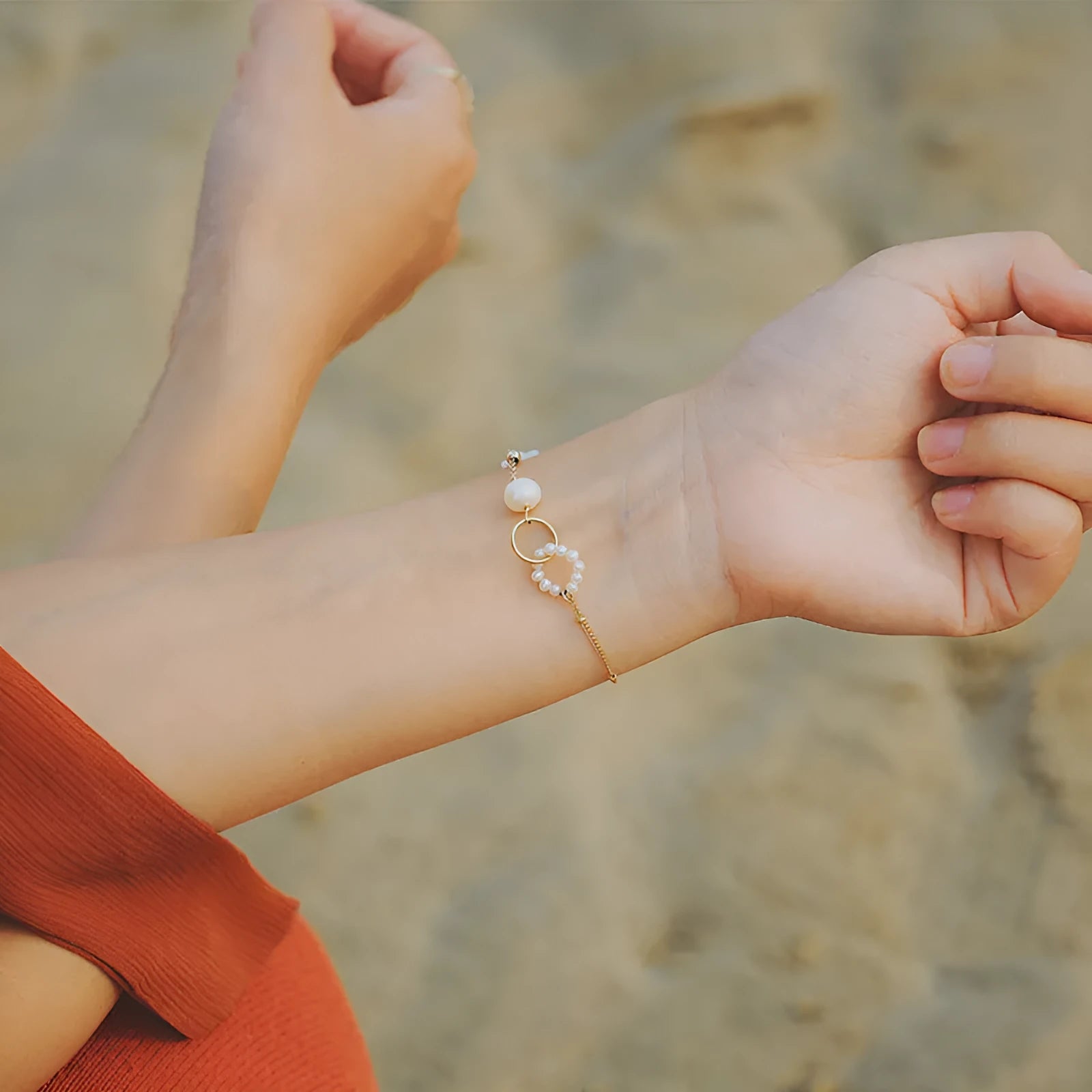 Natural pearl women's bracelet with 14k gold-plated accents in picture colour