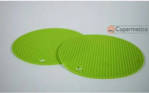 Six round stretch silicone covers in assorted colours, sizes 2.6 to 8.3 inches