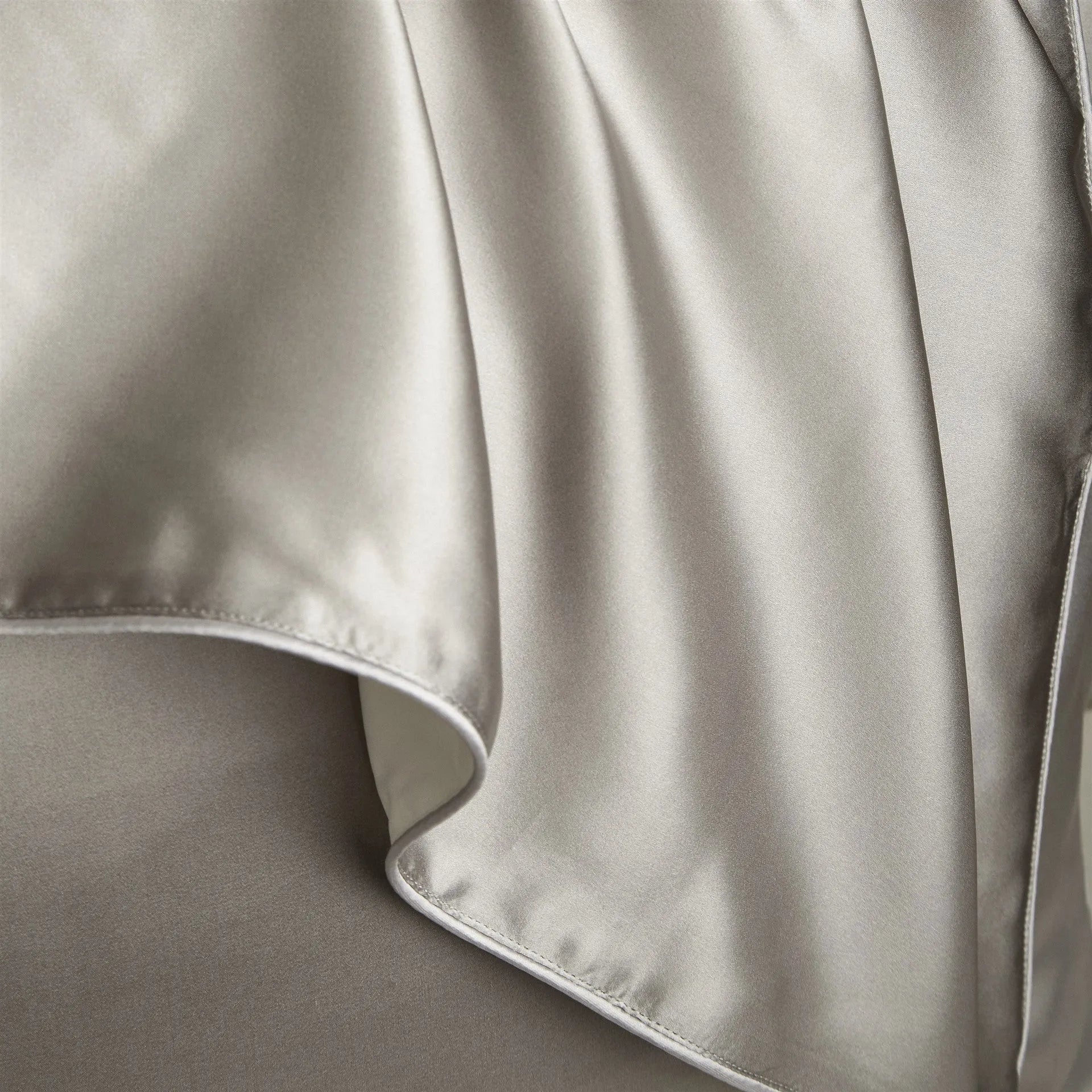 Single silk pillowcase in palace luxury style with reactive printed pattern, 48cm x 74cm size