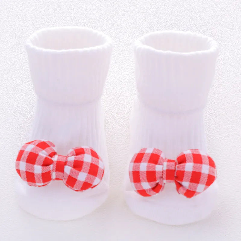 Cotton baby floor socks in assorted colours and prints like blue bow and pink stars on a size chart.