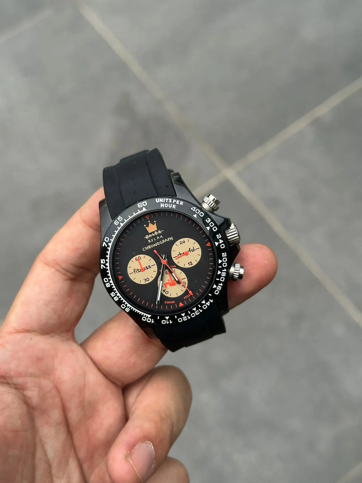 Quartz chronograph watch with steel strap, 36mm dial, waterproof luminous design, black or white