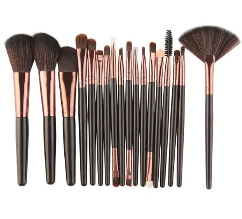 MAANGE 18-piece makeup brush set with fan brush displayed in a black roll-up case.