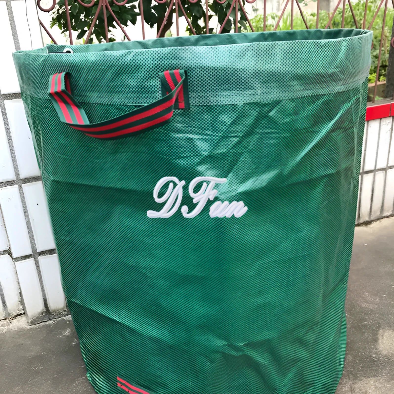 Green heavy-duty PP garden leaf bag for collecting leaves and garden waste.