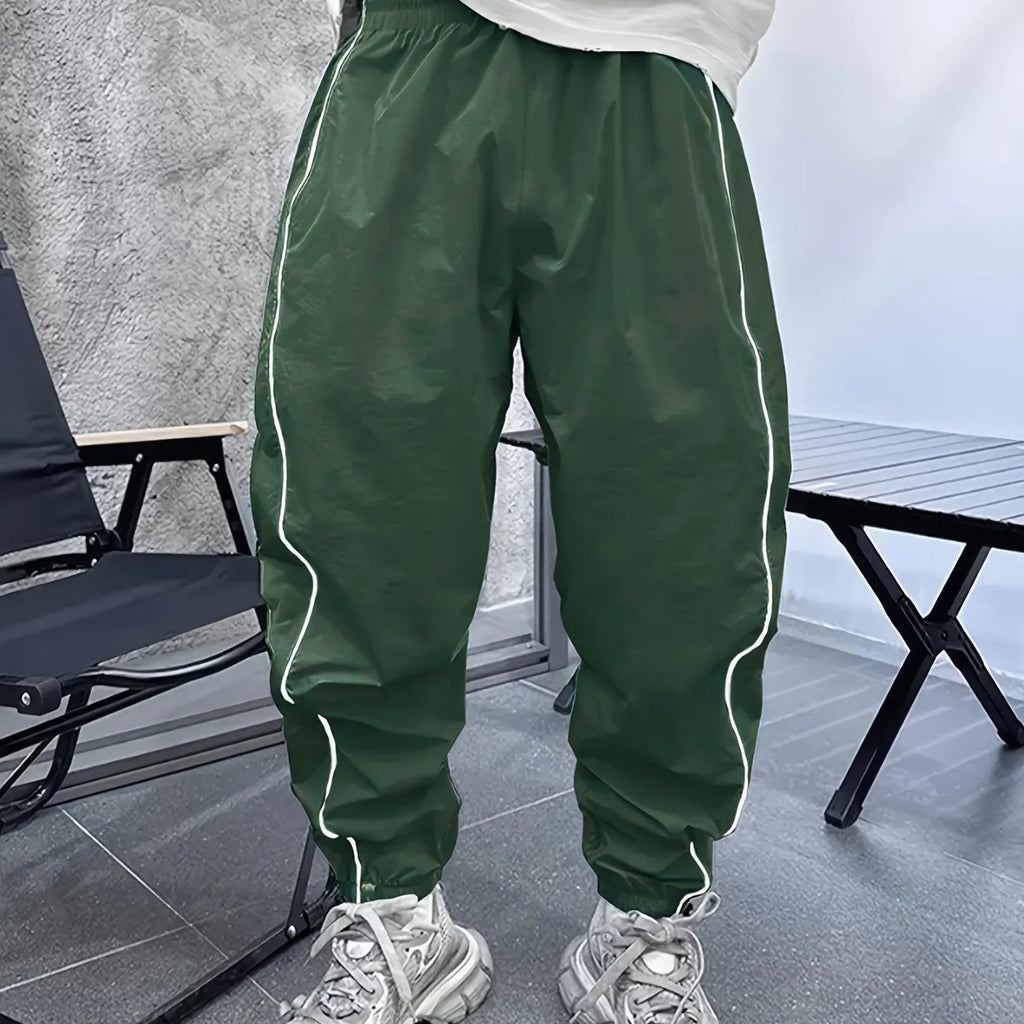 Man wearing loose-fit, cropped-length casual sports trousers in bamboo fibre fabric.