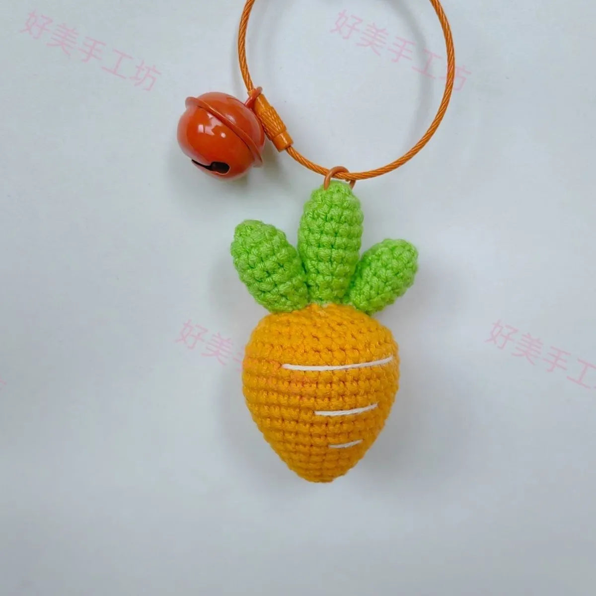 Cartoon carrot keychain made from soft orange and green felt wool, measuring 10 cm tall.