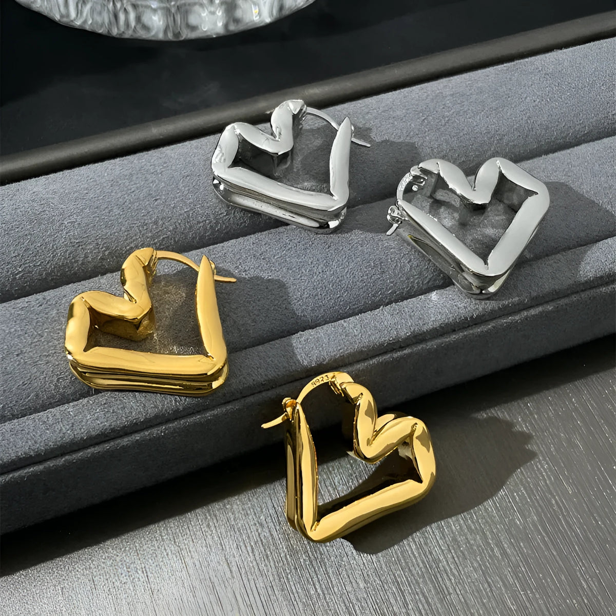Heart-shaped ear clips in gold or silver, brass plated with 18k real gold, unisex retro design, one pair