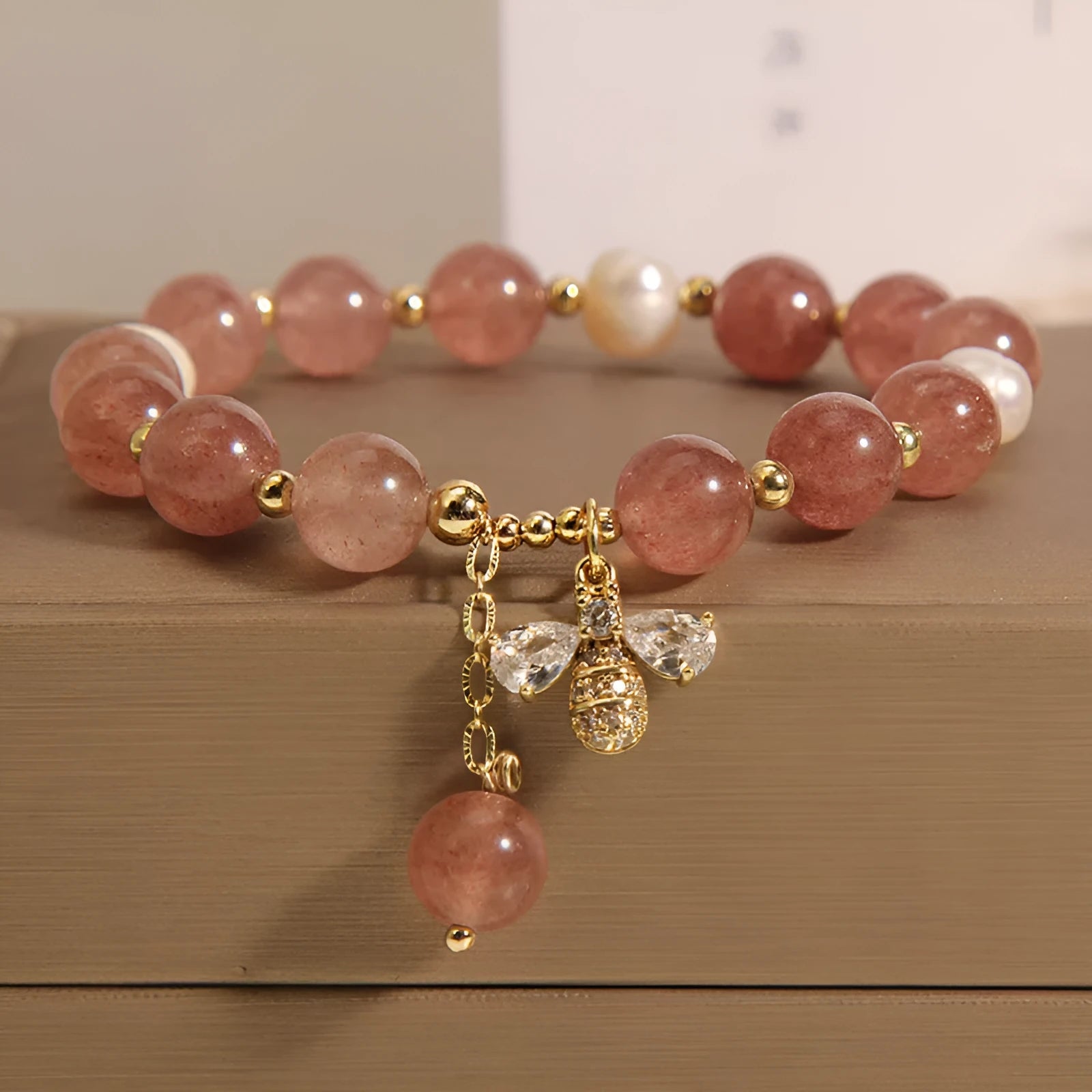 Women's bracelet with strawberry quartz beads, freshwater pearls, zircon details and an alloy clasp