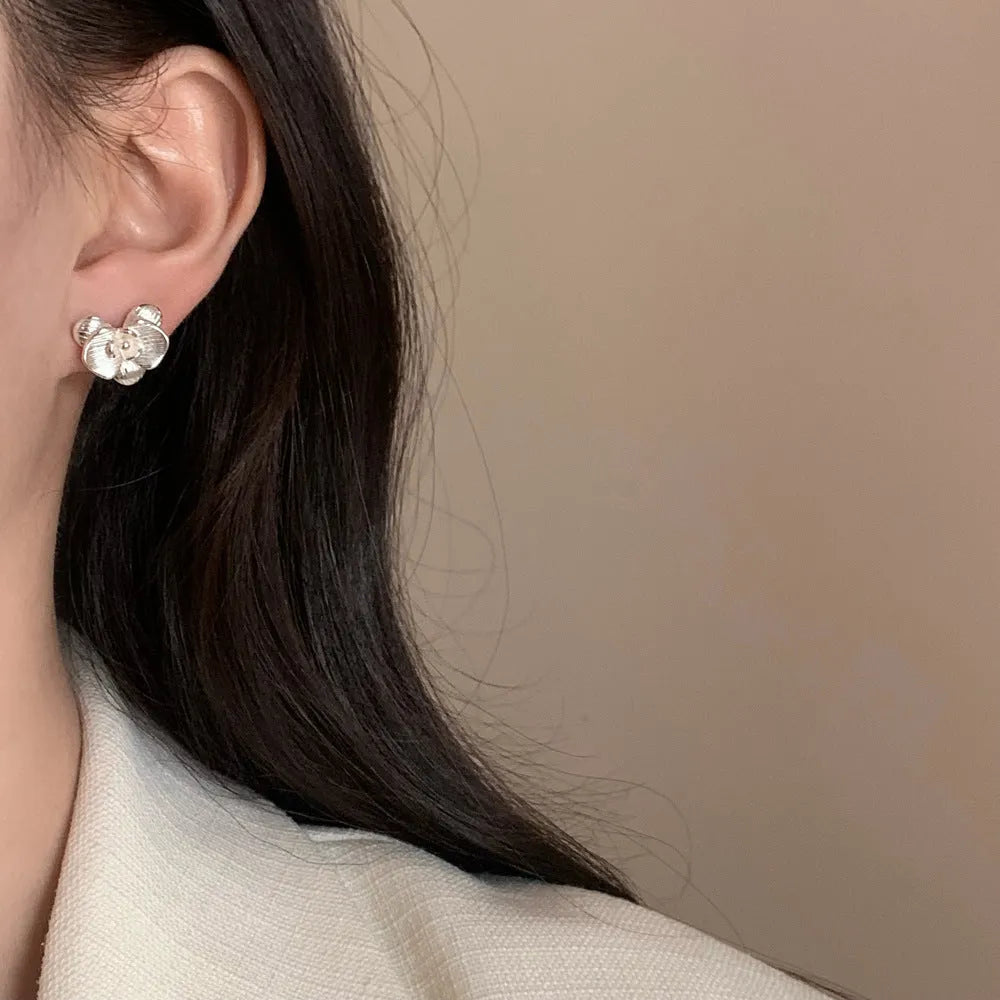 Retro flower earrings for women in gold or silver with petal detailing