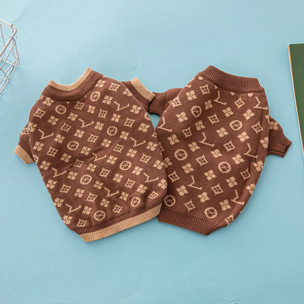 Thick wool dog sweater for autumn and winter in a two-tone colour on a medium-sized dog.