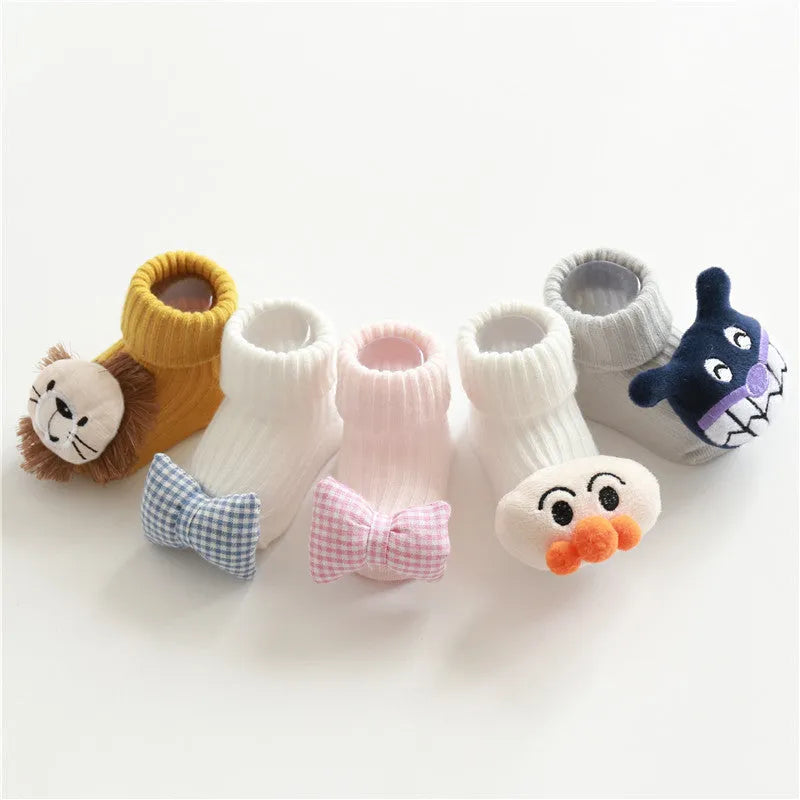 Cotton baby floor socks in assorted colours and prints like blue bow and pink stars on a size chart.