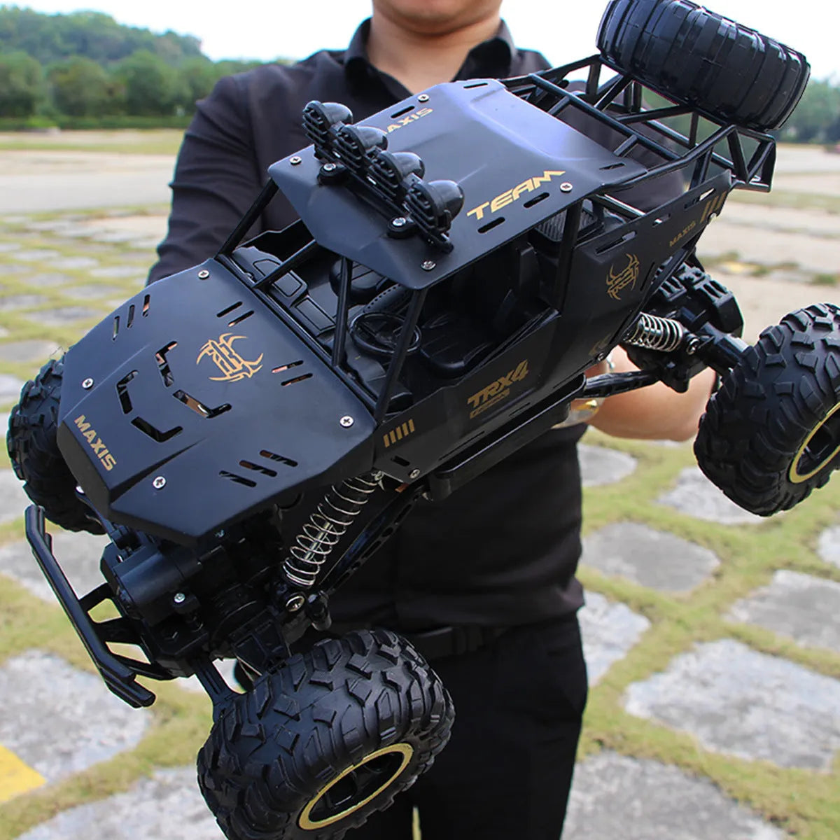 Large 4WD off-road remote control car in silver, 38 cm size, with ABS plastic body and antenna