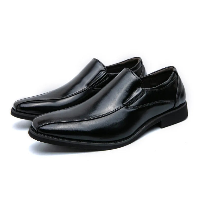 Men's black patent leather pointed toe casual shoes with low tube sock and flat heel